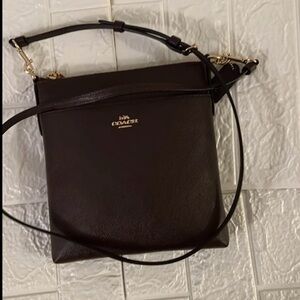 Coach crossbody messenger bag Dark brown. Defective Gold clasp on strap